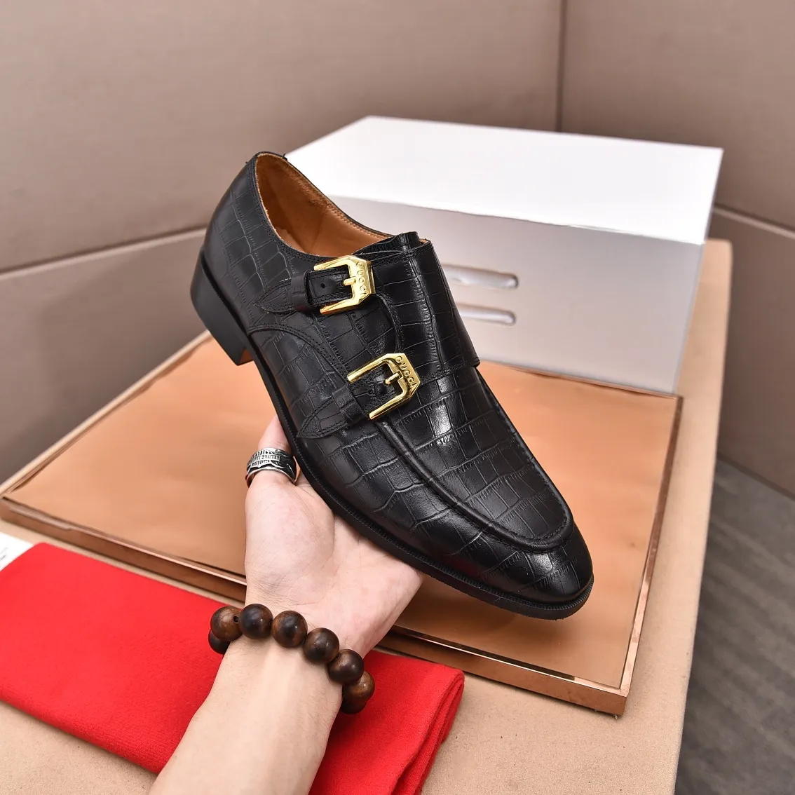 Men's shoes 💰560 (high-end, all cowhide) GUCCI high-end formal leather shoes, original imported fabrics from Italy, cowhide lining, original hardware. I believe you will be struck by it from the first moment you see it. The avant-garde atmosphere can no longer fully interpret its elegance. AAA grade rubber outsole, super comfortable. Original counter last, ensuring its original version and quality. The simple upper ensures its comfort and breathability. A pair of truly good shoes has its own unique soul, famous quality, regular size 38-44 (45 46 customized)